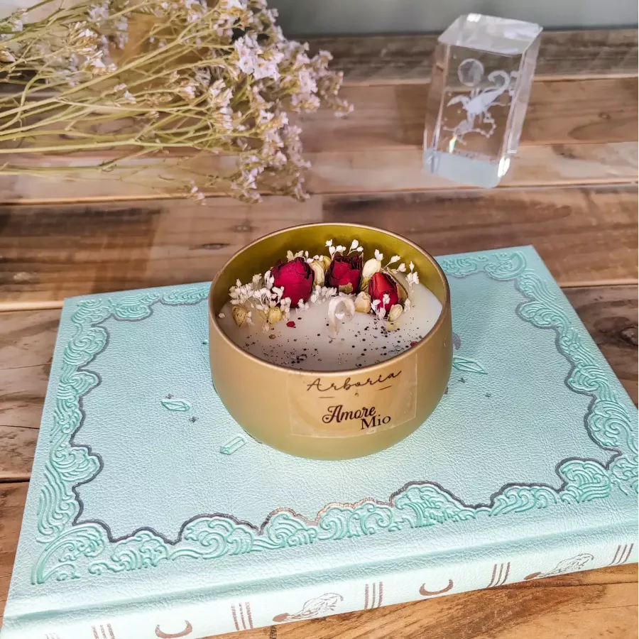 Bougie parfumée "Amore Mio" – Boutons de roses séchées