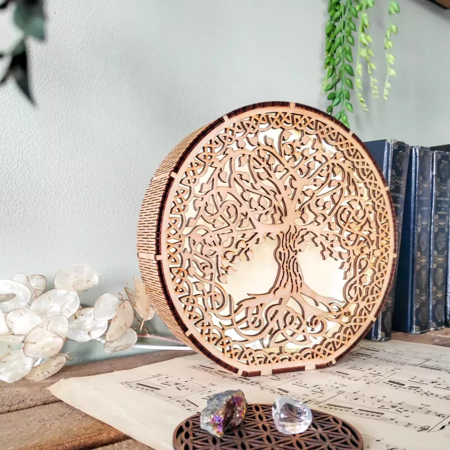 Lueur d’Yggdrasil — Luminaire en bois gravé