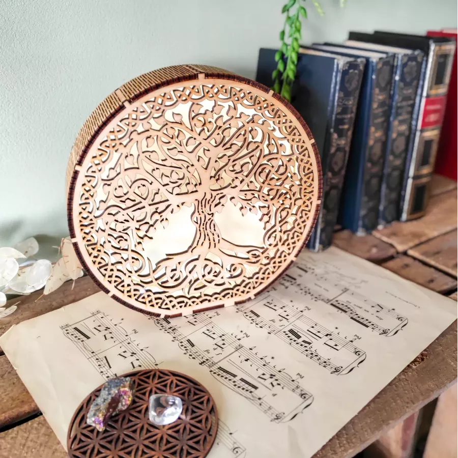 Lueur d’Yggdrasil — Luminaire en bois gravé