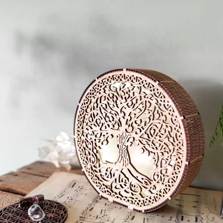 Lueur d’Yggdrasil — Luminaire en bois gravé