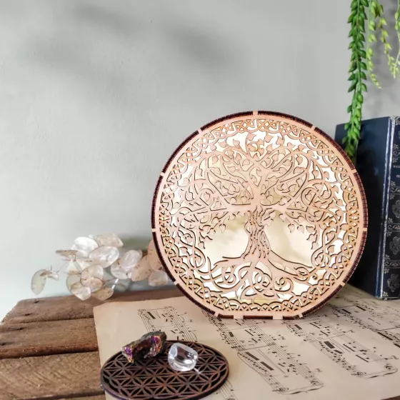 Lueur d’Yggdrasil — Luminaire en bois gravé