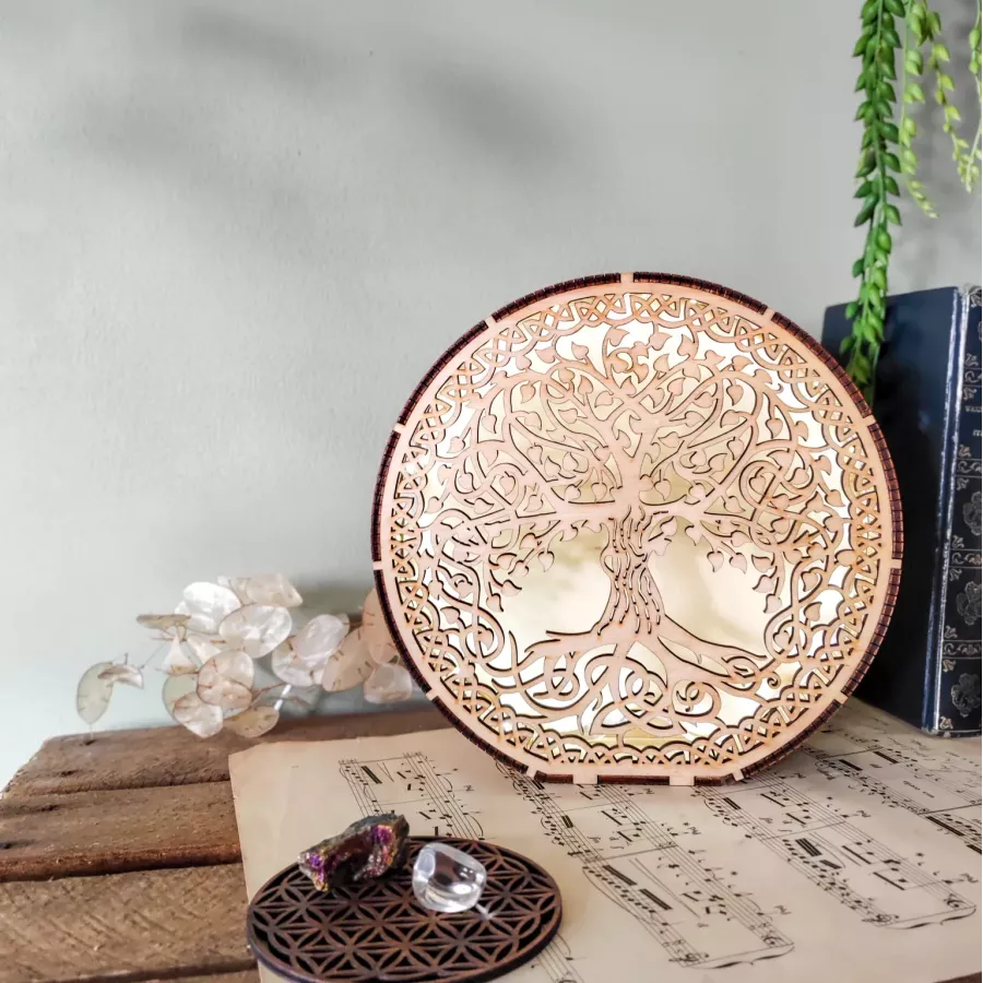 Lueur d’Yggdrasil — Luminaire en bois gravé