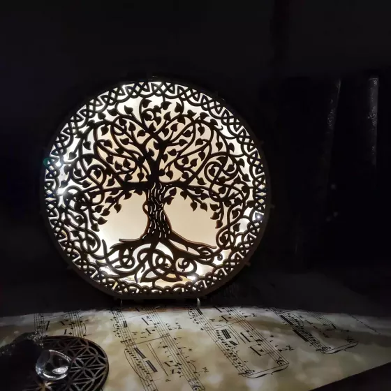 Lueur d’Yggdrasil — Luminaire en bois gravé avec bande LEDs