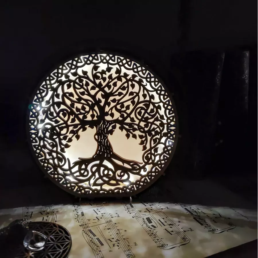 Lueur d’Yggdrasil — Luminaire en bois gravé avec bande LEDs
