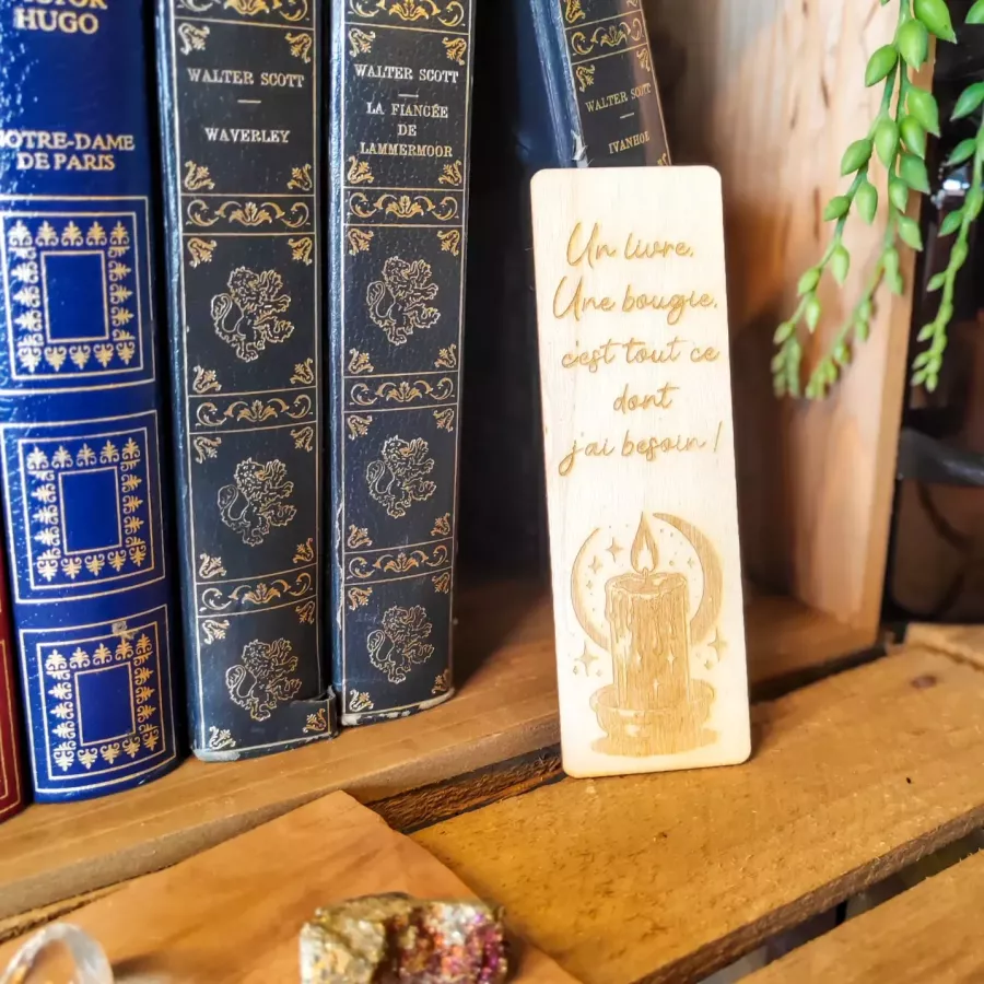 Marque-page en bois gravé avec citation manuscrite « Un livre, une bougie », lune, étoiles et bougie allumée Marque-page en bois gravé avec citation manuscrite « Un livre, une bougie », lune, étoiles et bougie allumée