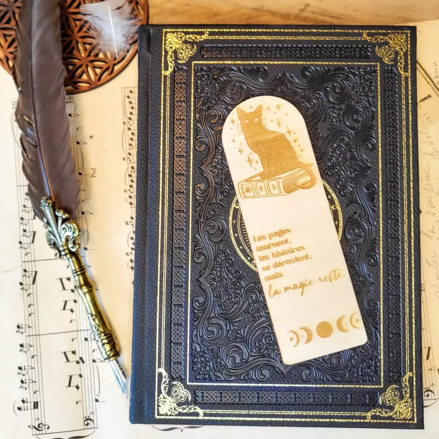 Marque-page en bois avec un chat assis sur un livre, phases de la lune et citation