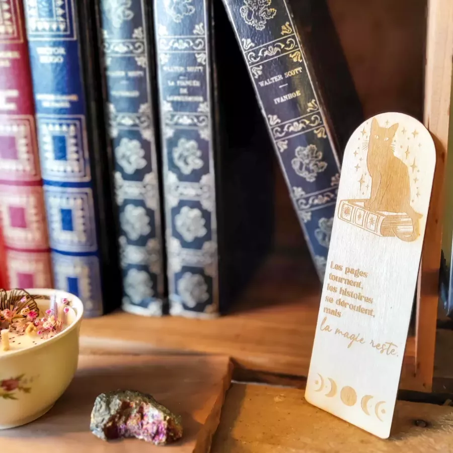 Marque-page en bois avec un chat assis sur un livre, phases de la lune et citation