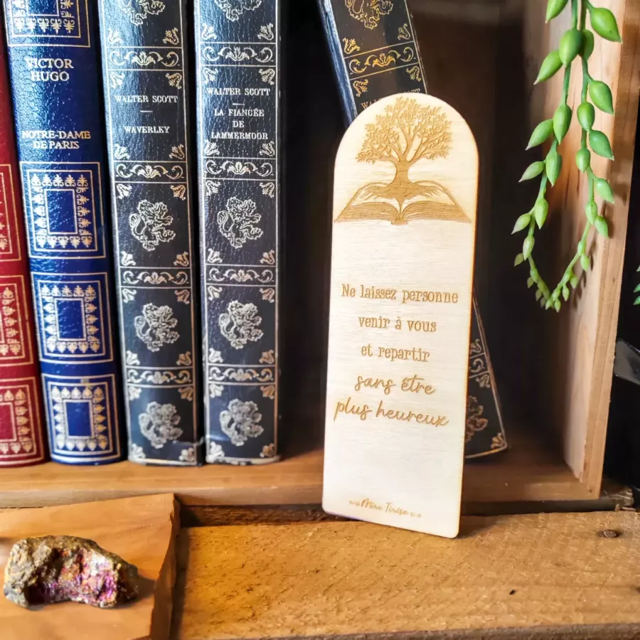 Marque-page en bois gravé avec arbre de vie et citation de Mère Teresa sur le bonheur Marque-page en bois gravé avec arbre de vie et citation de Mère Teresa sur le bonheur