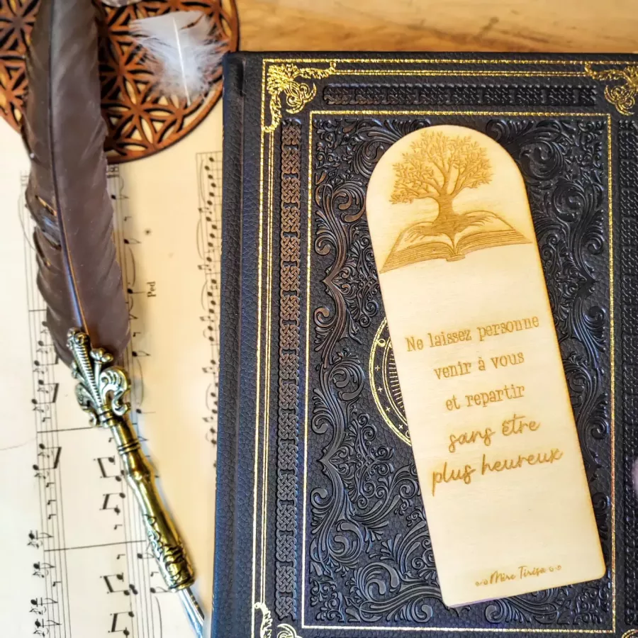 Marque-page en bois gravé avec arbre de vie et citation de Mère Teresa sur le bonheur