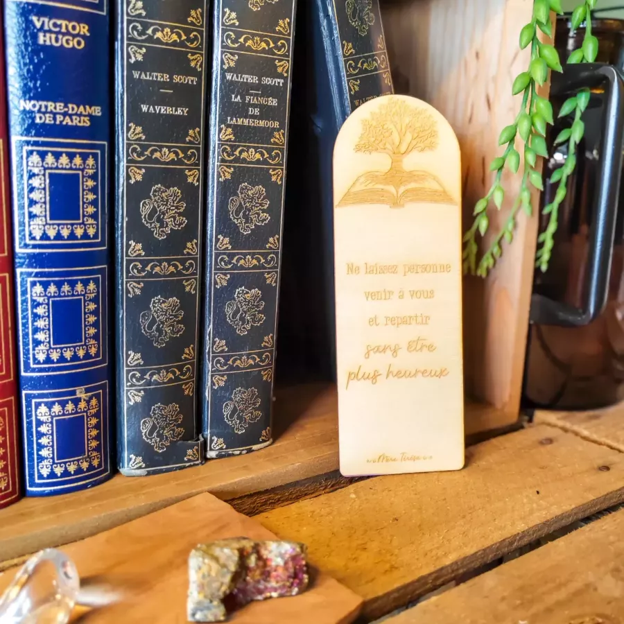 Marque-page en bois gravé avec arbre de vie et citation de Mère Teresa sur le bonheur