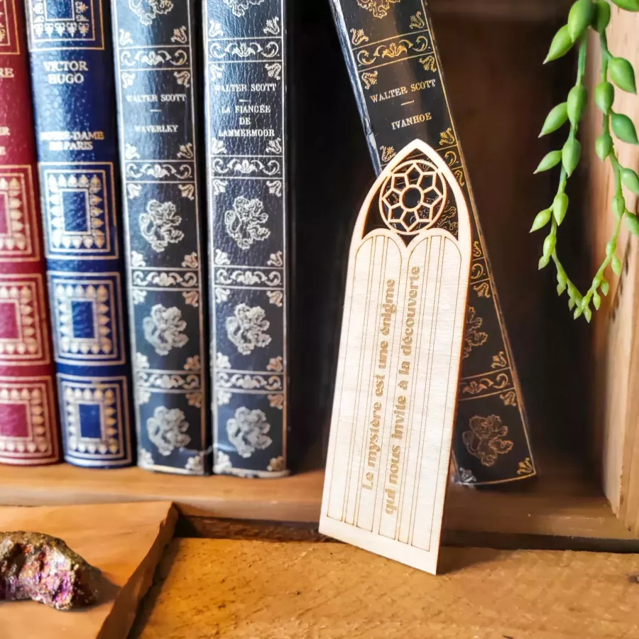 Marque-page en bois avec fenêtre gothique ajourée et citation