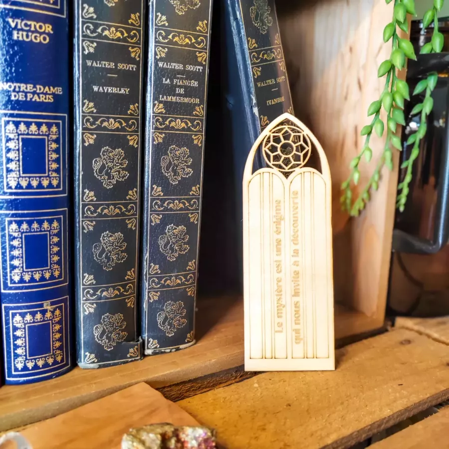 Marque-page en bois avec fenêtre gothique ajourée et citation