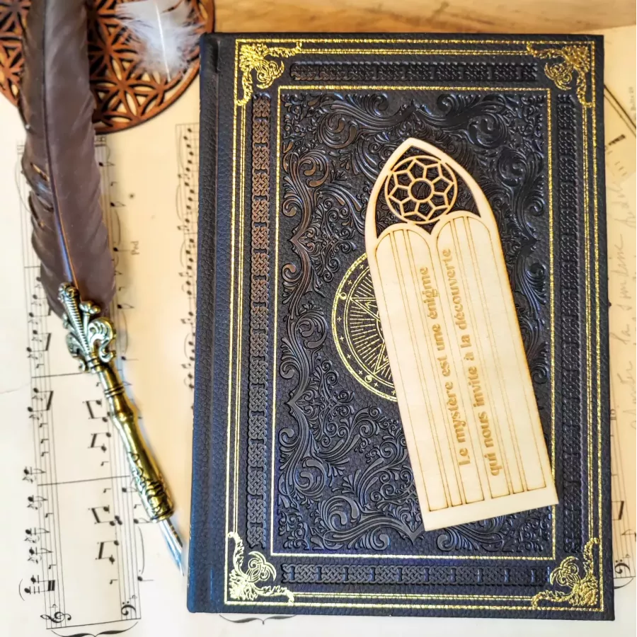 Marque-page en bois avec fenêtre gothique ajourée et citation