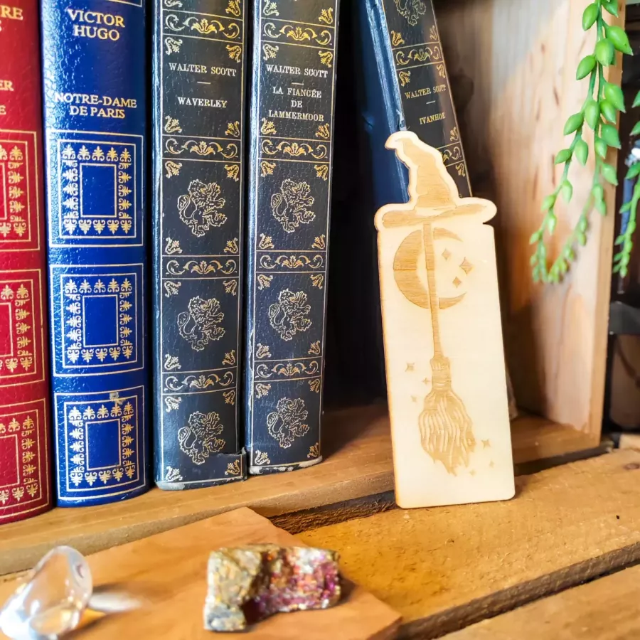 Marque-page en bois gravé – balai de sorcière avec chapeau, lune et étoiles Marque-page en bois gravé – balai de sorcière avec chapeau, lune et étoiles