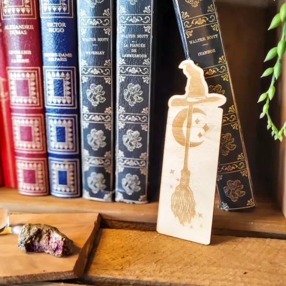 Marque-page en bois gravé – balai de sorcière avec chapeau, lune et étoiles