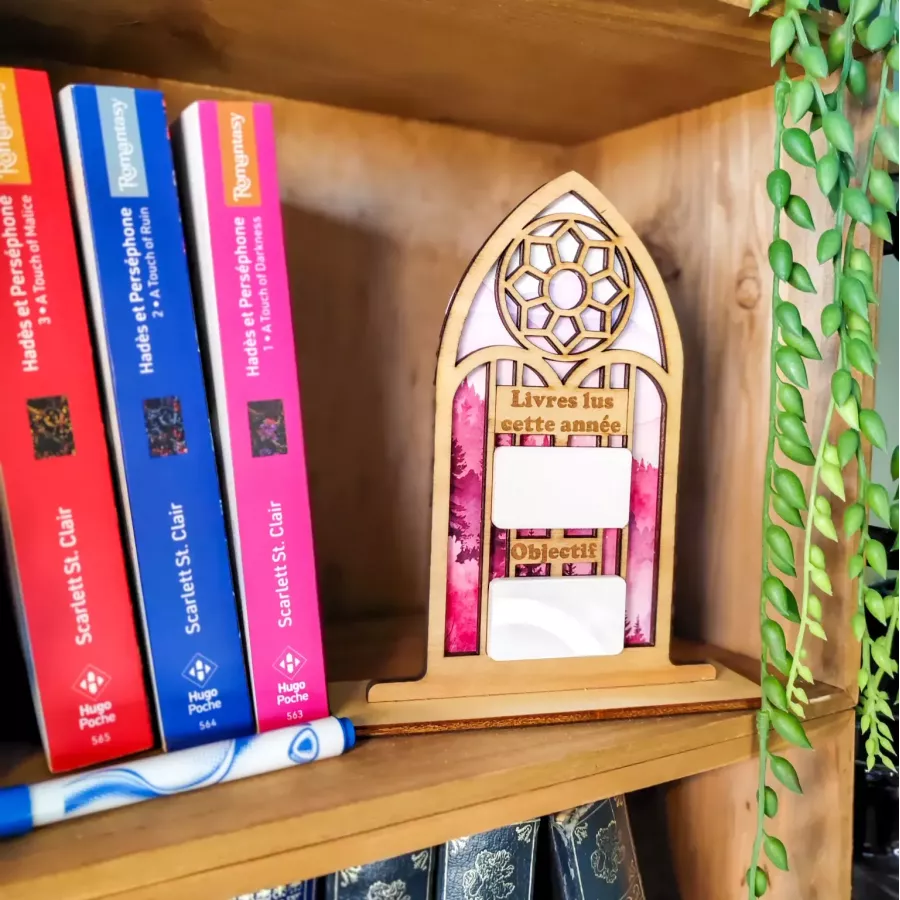 compteur de livres à fenêtre gothique – décor rose et nature en papier d’art