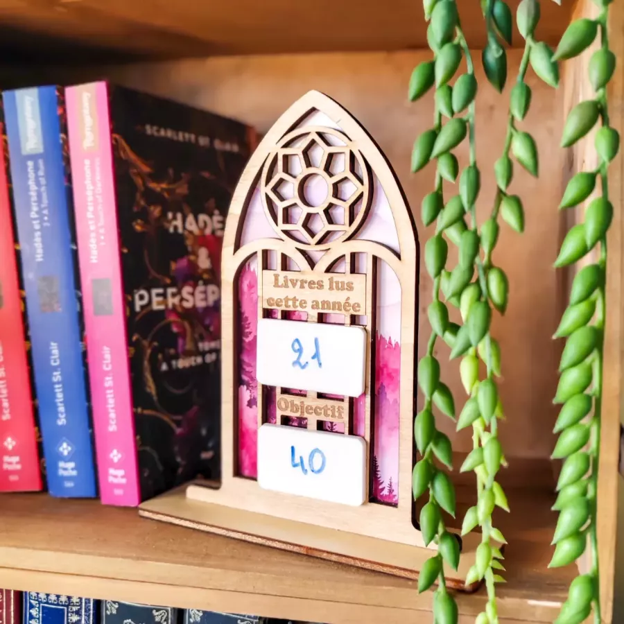 compteur de livres à fenêtre gothique – décor rose et nature en papier d’art