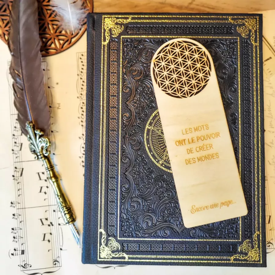 Marque-page bois gravé avec fleur de vie ajourée et citation - Les mots ont le pouvoir de créer des mondes