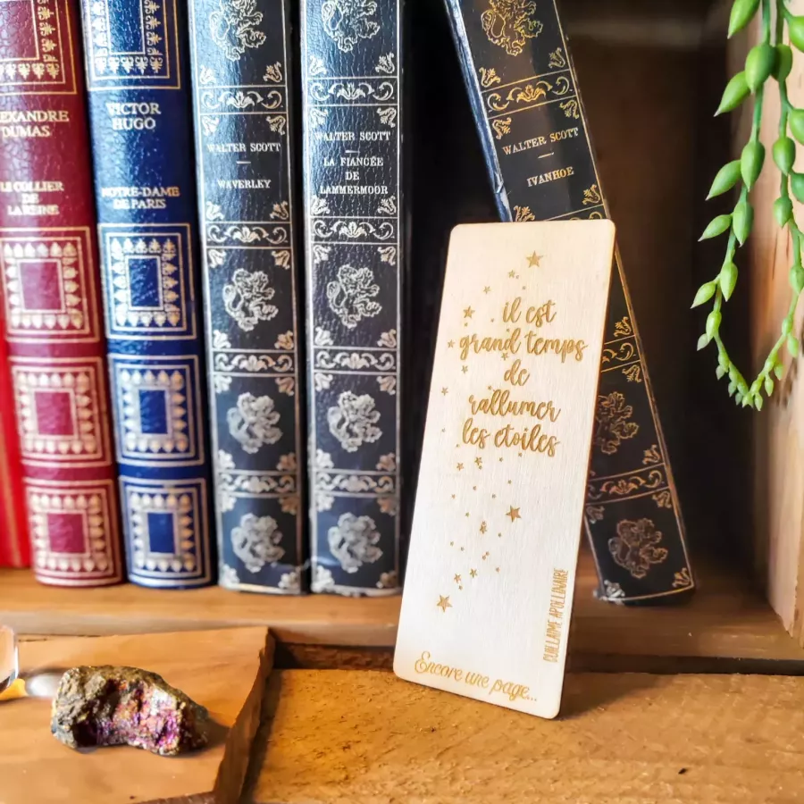 Marque-page en bois gravé avec citation de Guillaume Apollinaire et étoiles disséminées