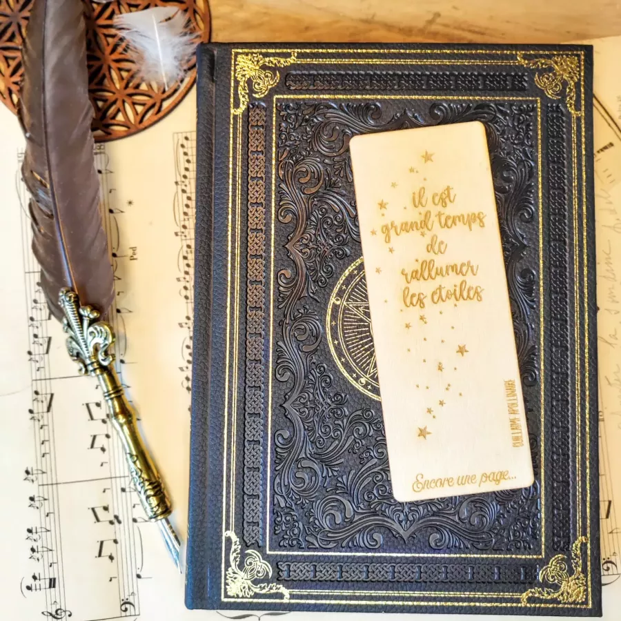 Marque-page en bois gravé avec citation de Guillaume Apollinaire et étoiles disséminées