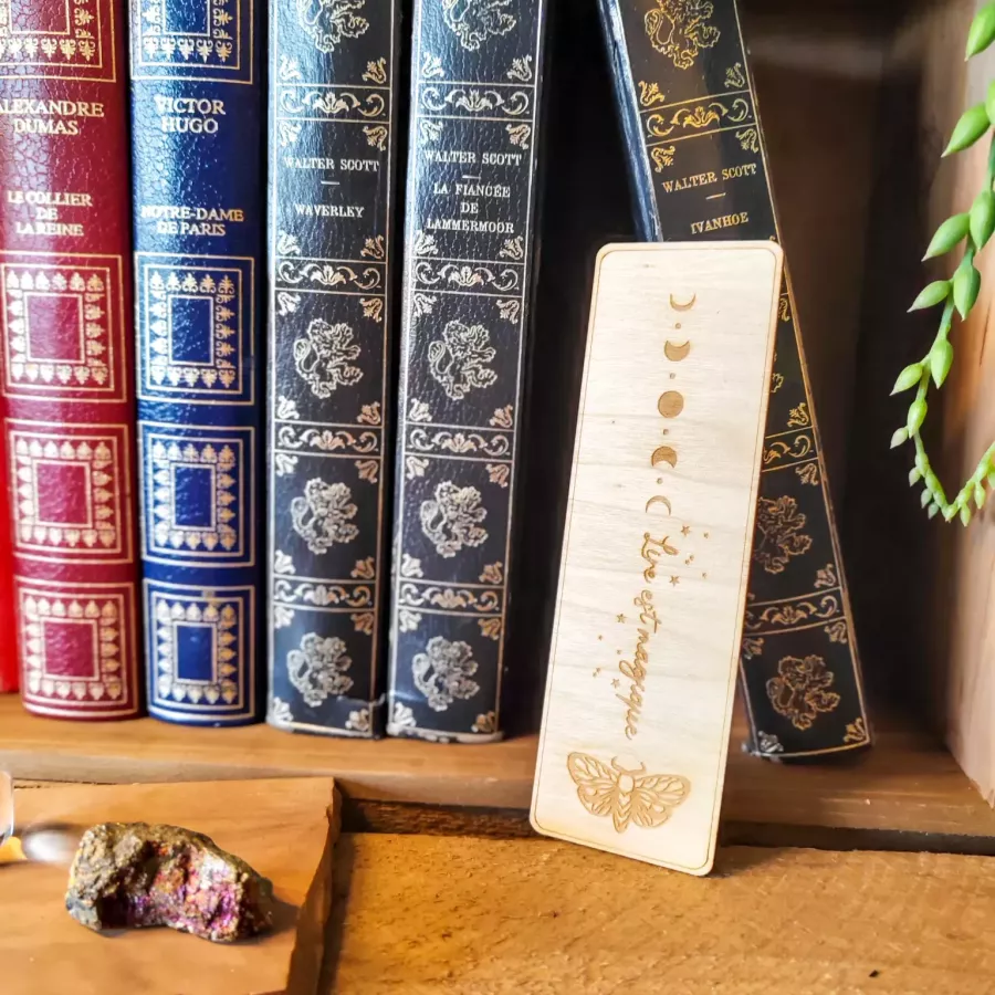 Marque-page bois avec gravure du cycle lunaire, d’un papillon de nuit et de la citation - Lire est magique