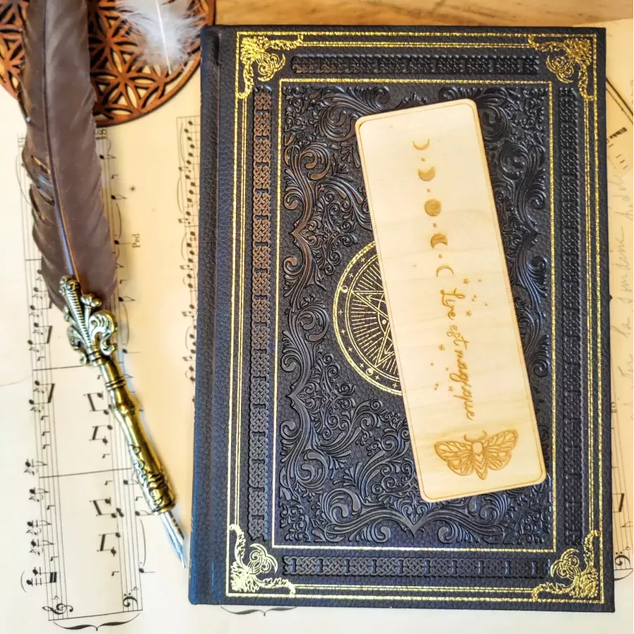 Marque-page bois avec gravure du cycle lunaire, d’un papillon de nuit et de la citation - Lire est magique