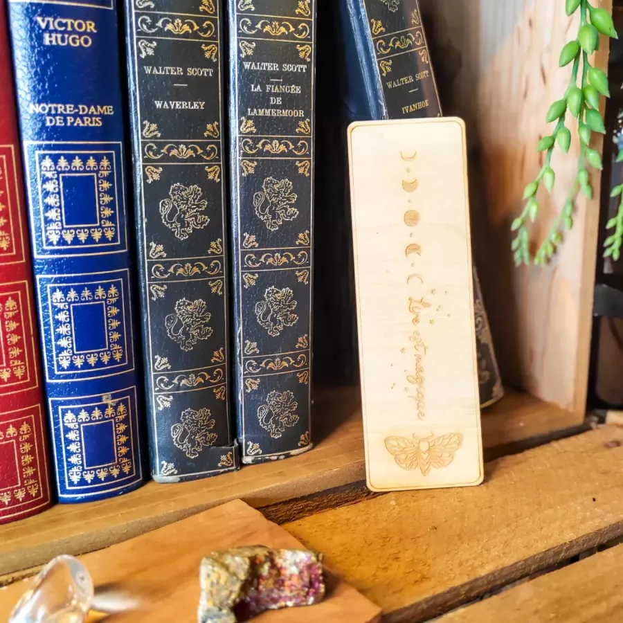 Marque-page bois avec gravure du cycle lunaire, d’un papillon de nuit et de la citation - Lire est magique