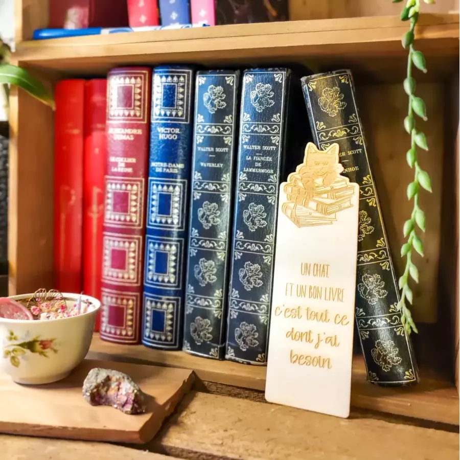 Marque-page bois gravé avec chat sur des livres et citation « Un chat et un bon livre, c’est tout ce dont j’ai besoin » Marque-page bois gravé avec chat sur des livres et citation « Un chat et un bon livre, c’est tout ce dont j’ai besoin »