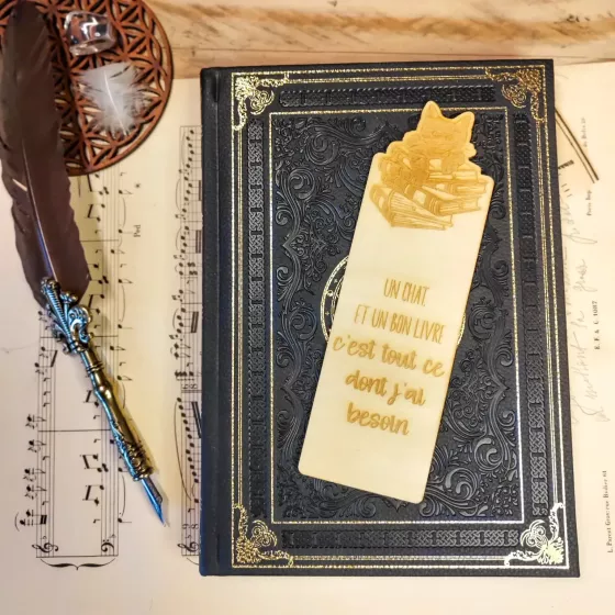 Marque-page bois gravé avec chat sur des livres et citation « Un chat et un bon livre, c’est tout ce dont j’ai besoin »