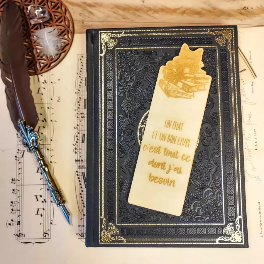 Marque-page bois gravé avec chat sur des livres et citation « Un chat et un bon livre, c’est tout ce dont j’ai besoin »