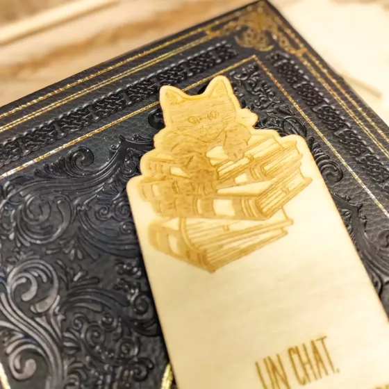 Marque-page bois gravé avec chat sur des livres et citation « Un chat et un bon livre, c’est tout ce dont j’ai besoin »