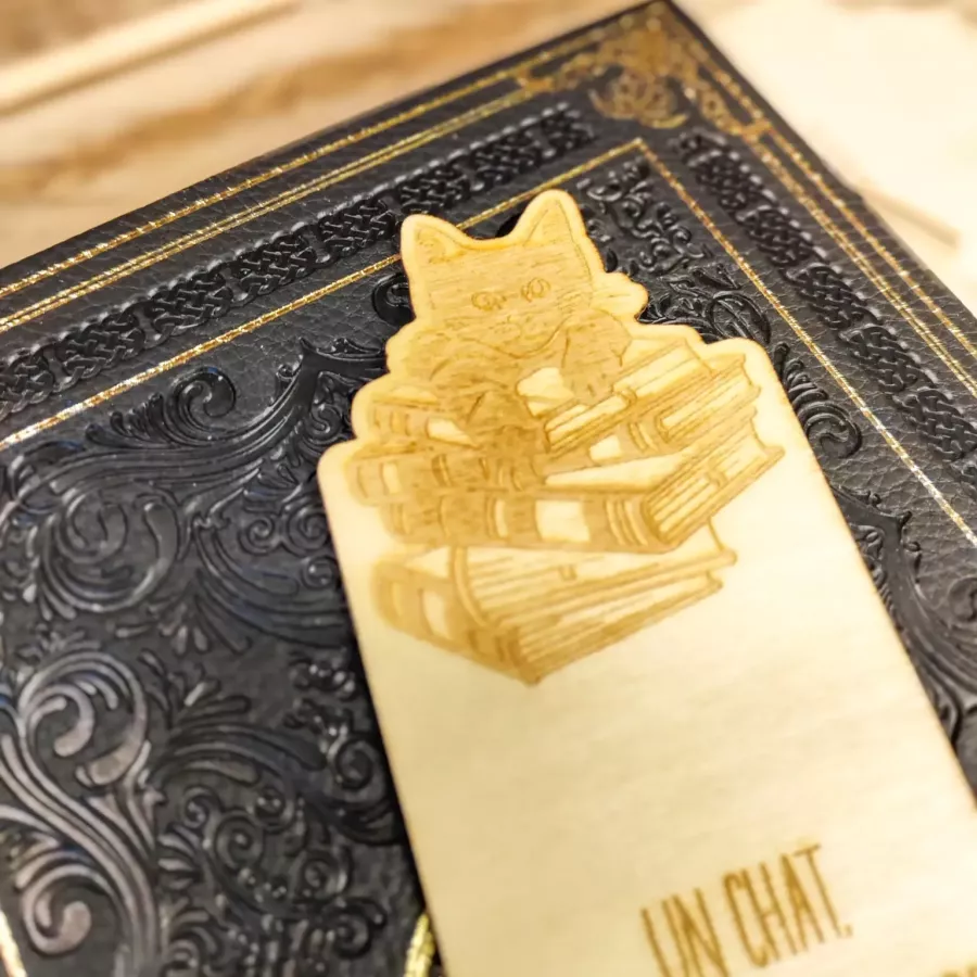Marque-page bois gravé avec chat sur des livres et citation « Un chat et un bon livre, c’est tout ce dont j’ai besoin »