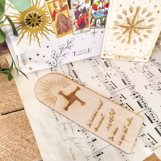 Marque-page en bois Imbolc avec croix de Brigid - accessoire spirituel et poétique