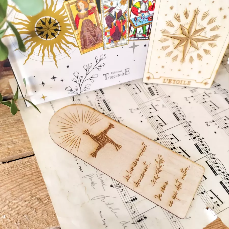 Marque-page en bois Imbolc avec croix de Brigid - accessoire spirituel et poétique