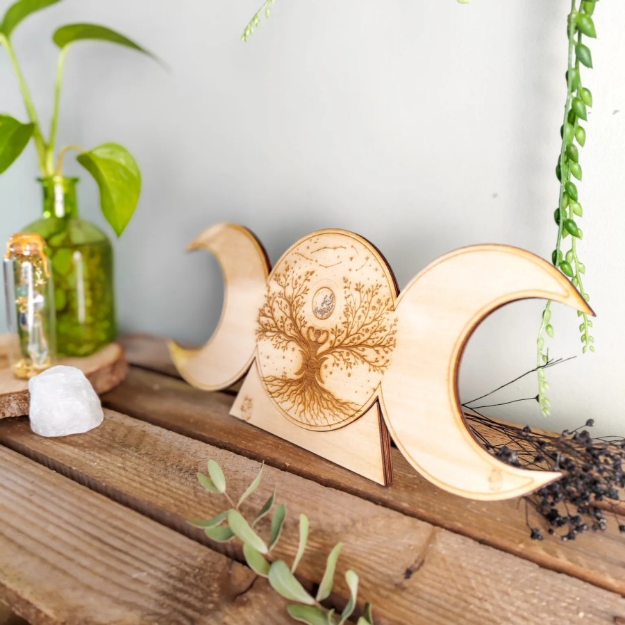 gravure arbre de vie lune et étoiles sur décoration spirituelle bois