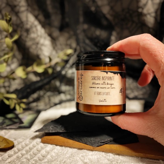 Bougie parfumée 90 g - Sorcière inspirante - Ecris la suite  - Violette