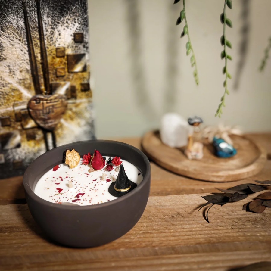 Bougie artisanale witchy avec pierre de lune et fleurs séchées